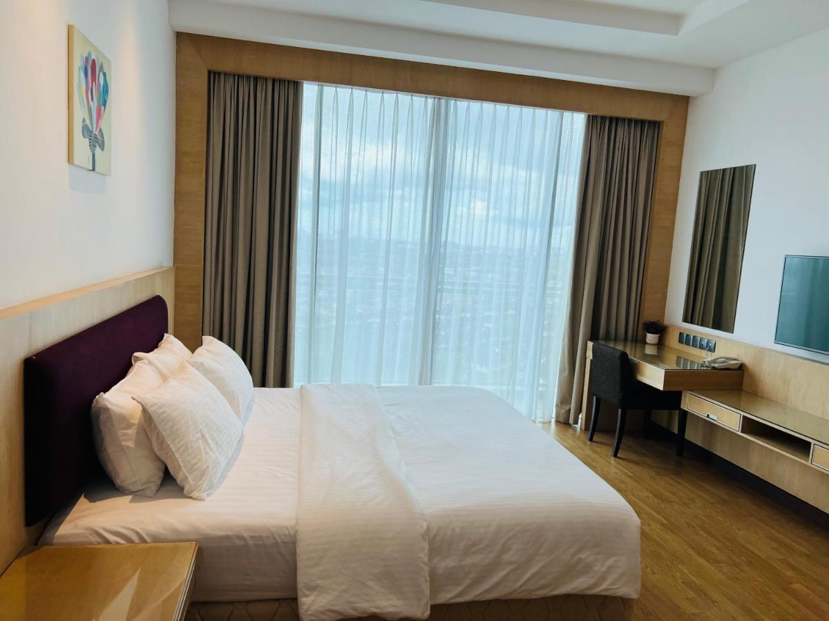 Imperial Grand Suite Apartment Kuching Exterior photo